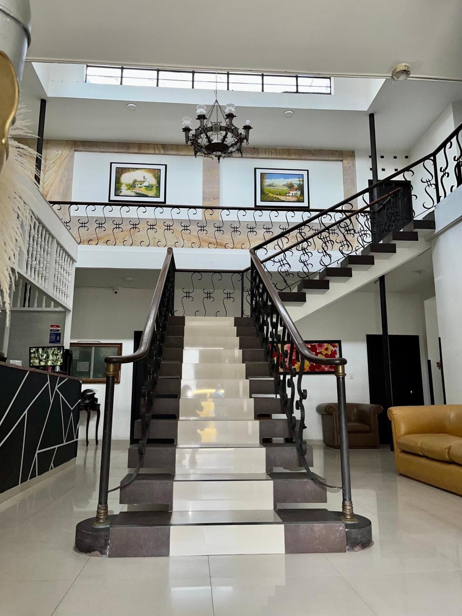 Colonial Plaza