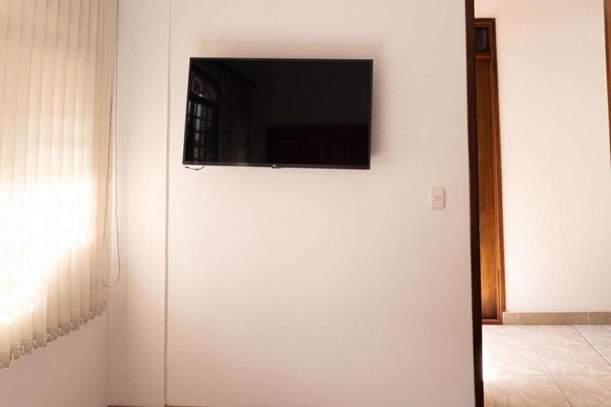 C Con Bano Privado, Zona De Trabajo Y Tv * Bucaramanga