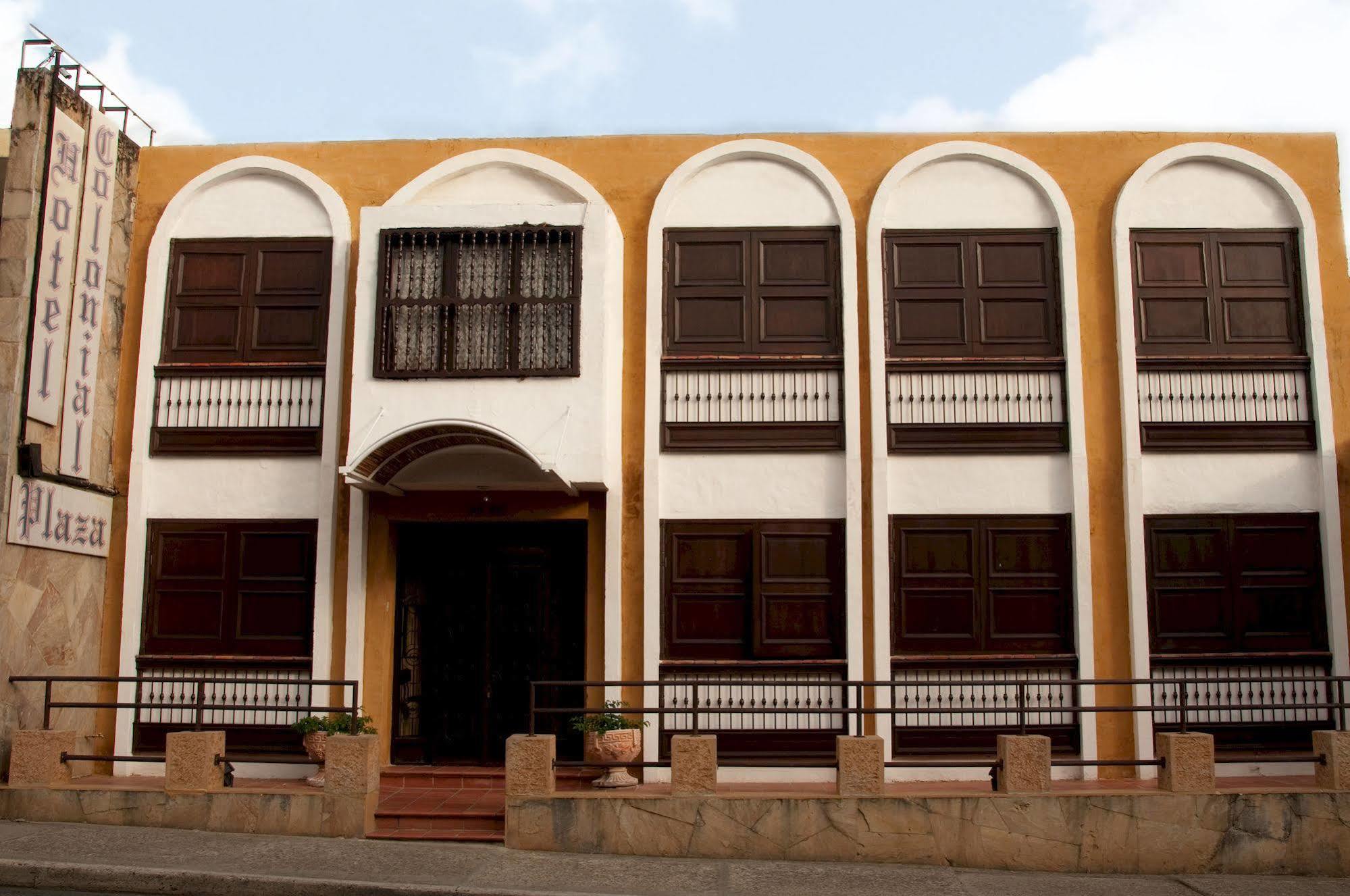 Colonial Plaza 3*