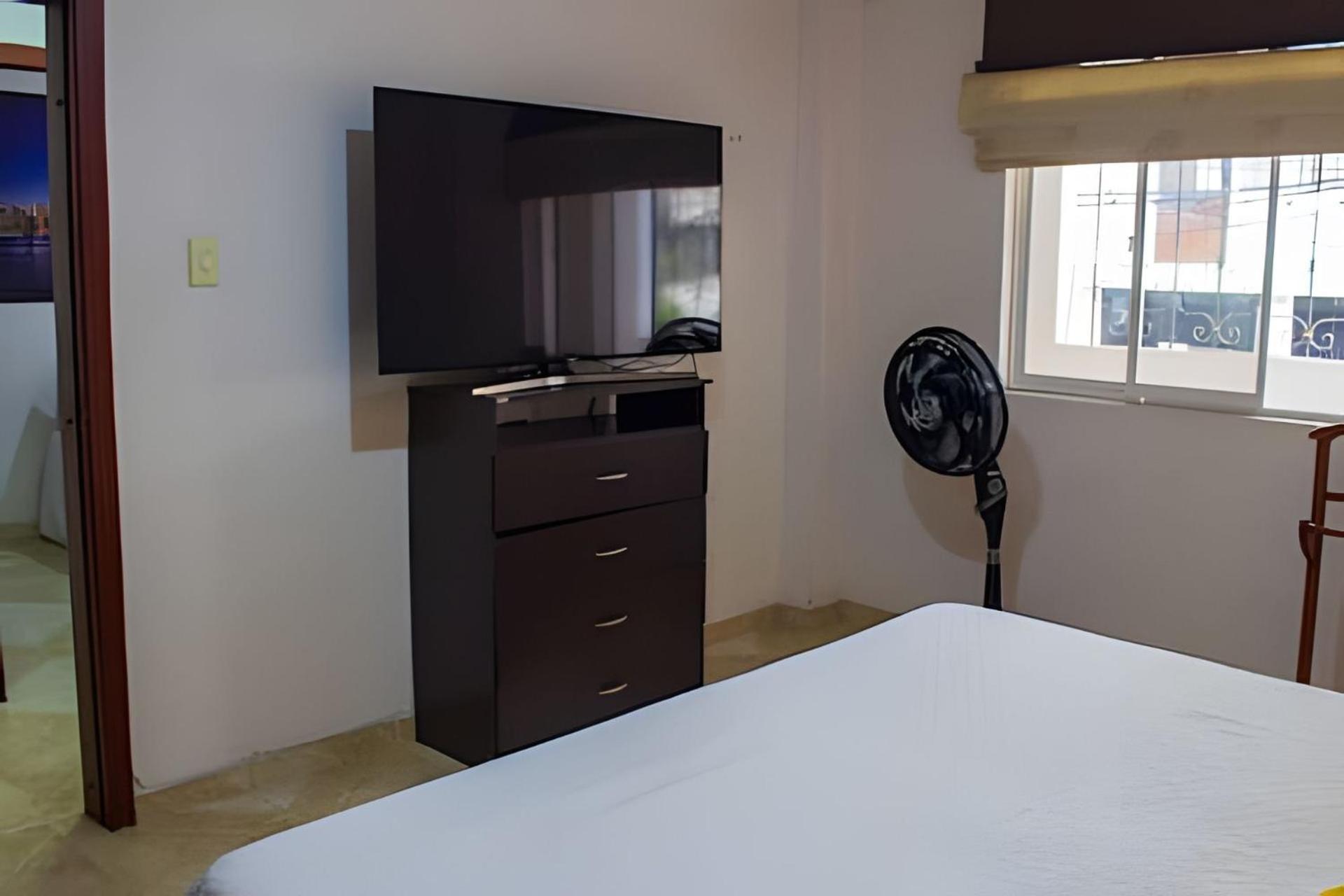 Cerca De La Clinica San Luis. Apartamento *